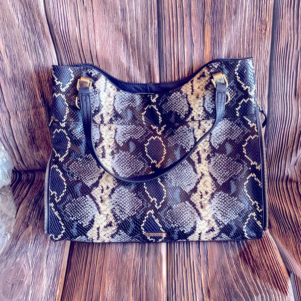 Beautiful large tote by Vince Camuto. Perfect for all occasions